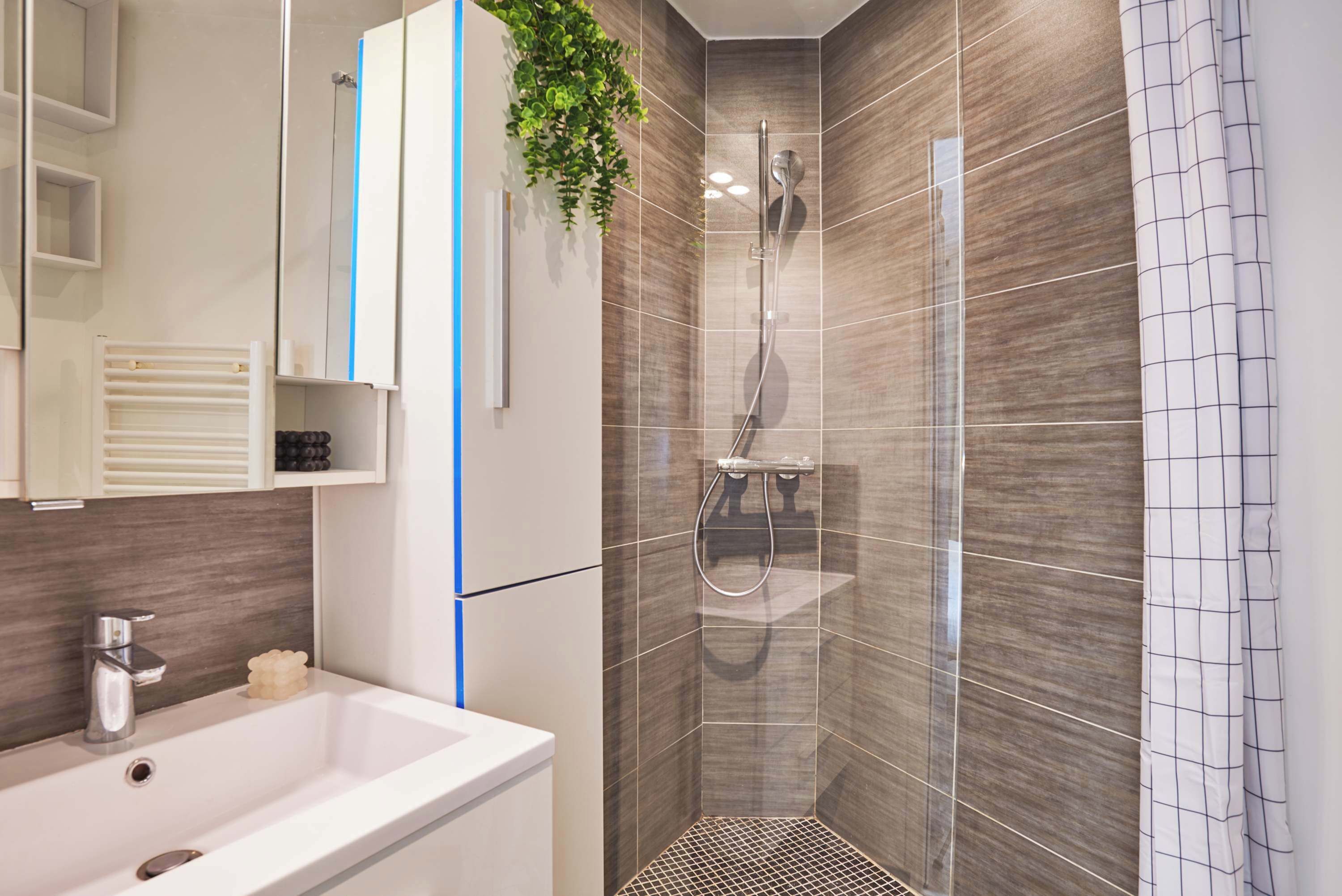 Shower, hair dryer, towels, shampoo