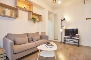 TV, offices - Charming Apartment Heart of Paris Montparnasse (Paris)
