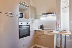 Fridge, microwave, oven, stovetop - Charming Apartment Heart of Paris Montparnasse (Paris)