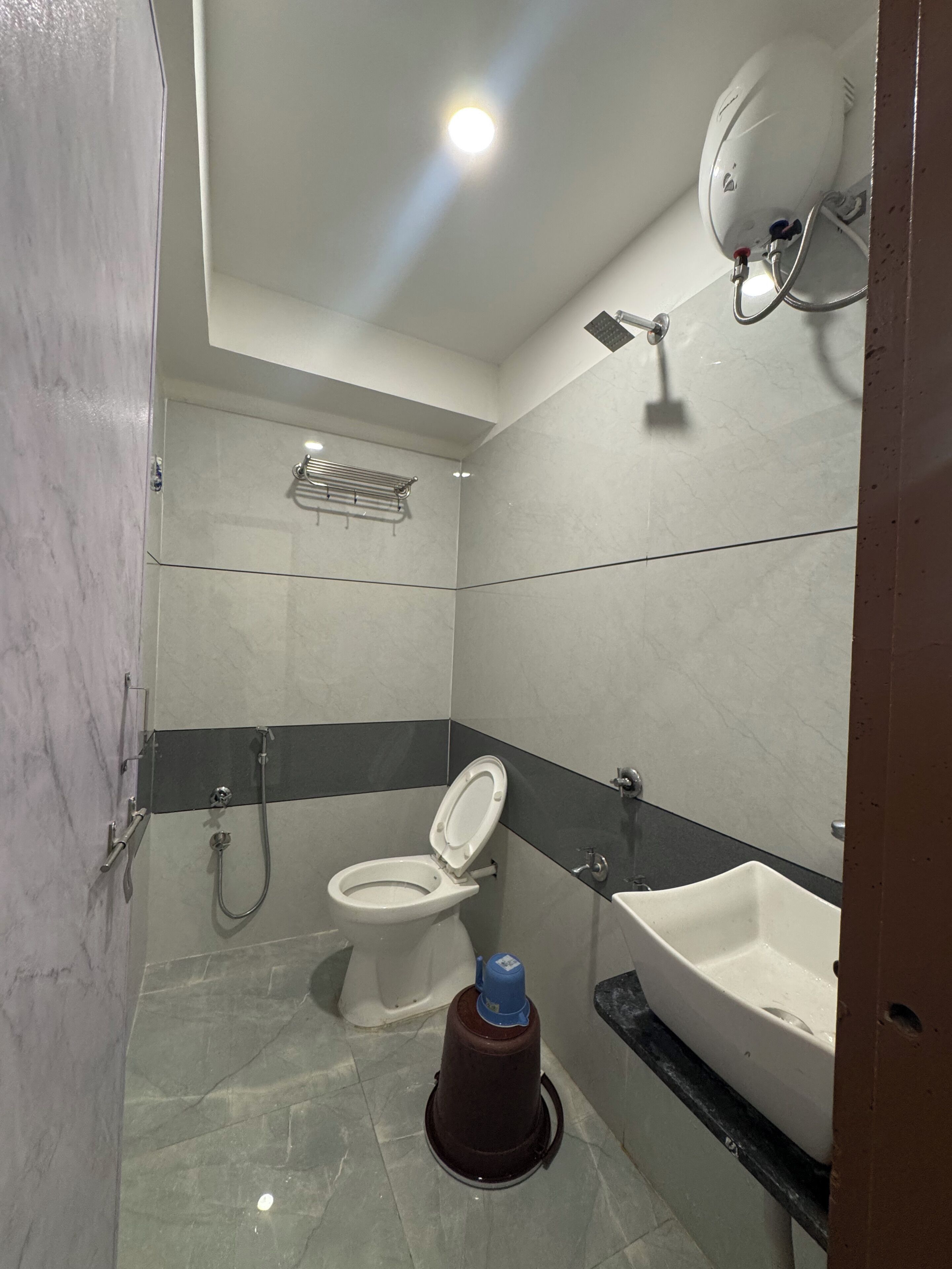 Habitación doble Deluxe, vista a la ciudad | Baño | Amenidades de baño gratuitas, pantuflas, toallas, jabón 