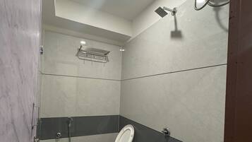 Habitación doble Deluxe, vista a la ciudad | Baño | Amenidades de baño gratuitas, pantuflas, toallas, jabón