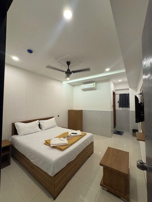 In-room safe, desk, laptop workspace, free WiFi