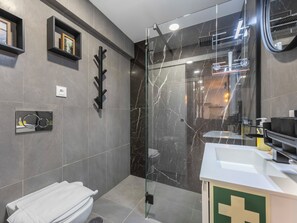 Shower, hair dryer, towels - Mare Azul - in the heart of Faro (Faro)