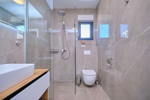 Shower, hair dryer, towels, soap - Ray Holiday Apartment (Okrug Gornji)