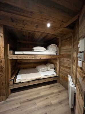 Room - Cosy, chalet-style family apartment. Start with skis on. Garage included (Huez)