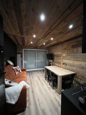 Living area - Cosy, chalet-style family apartment. Start with skis on. Garage included (Huez)