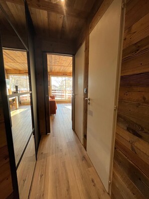 Interior - Cosy, chalet-style family apartment. Start with skis on. Garage included (Huez)