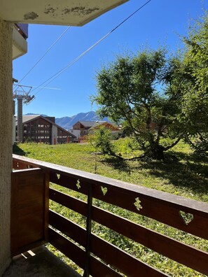 Property grounds - Cosy, chalet-style family apartment. Start with skis on. Garage included (Huez)