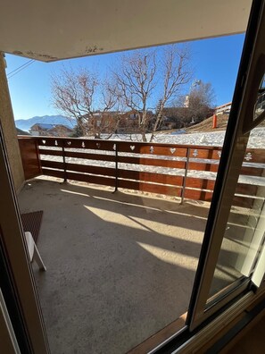 Interior - Cosy, chalet-style family apartment. Start with skis on. Garage included (Huez)