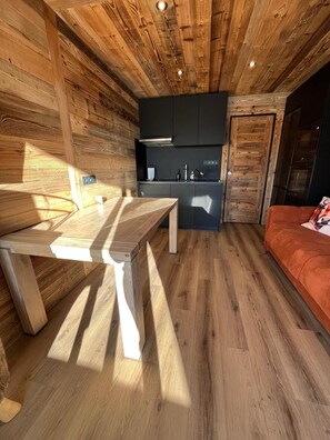 Interior - Cosy, chalet-style family apartment. Start with skis on. Garage included (Huez)