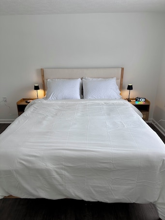 3 bedrooms, WiFi, bed sheets. Peaceful KY Escape - Porch, Fire Pit & Fast Wi-Fi - Near RRG & Hollerwood