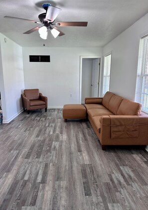 Living area - Peaceful KY Escape - Porch, Fire Pit & Fast Wi-Fi - Near RRG & Hollerwood (Beattyville)