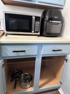 Private kitchen - Peaceful KY Escape - Porch, Fire Pit & Fast Wi-Fi - Near RRG & Hollerwood (Beattyville)