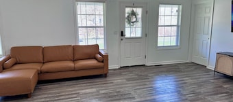 Peaceful KY Escape - Porch, Fire Pit & Fast Wi-Fi - Near RRG & Hollerwood