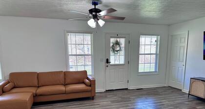Peaceful KY Escape - Porch, Fire Pit & Fast Wi-Fi - Near RRG & Hollerwood
