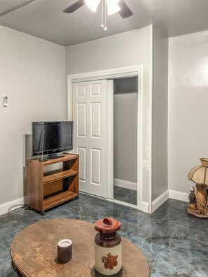 Living area - Crockett House (Crockett)