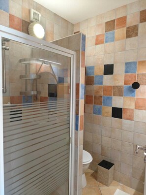 Shower, hair dryer, towels, toilet paper - Horizon Apartment (Ota)