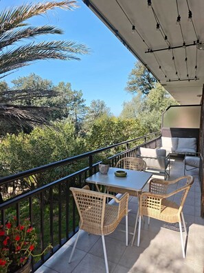 Outdoor dining - Horizon Apartment (Ota)