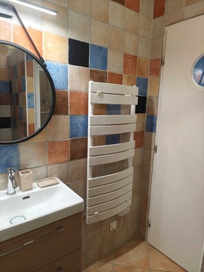 Bruser, hårtørrer, håndklæder, Toiletpapir