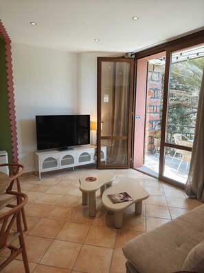 Living area - Horizon Apartment (Ota)