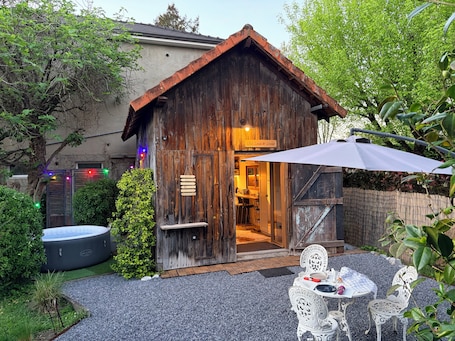 Outdoor dining. L'âme de Louis & Louise: Cabanon, Spa & Garden
