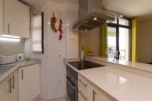 Kühlschrank, Mikrowelle, Ofen, Wasserkocher mit Kaffee-/Teezubehör
