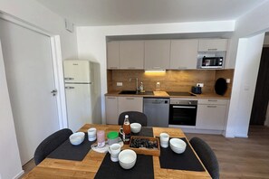 Microondas, horno, placa de cocina y lavavajillas
