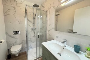 Een douche, een haardroger, handdoeken, zeep