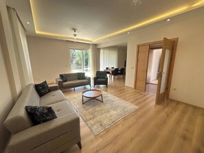 Casa, varias habitaciones, patio | Área de sala de estar