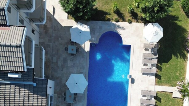 Maison, plusieurs chambres, patio | Piscine