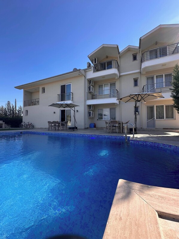 Casa, varias habitaciones, patio | Alberca | Alberca al aire libre 