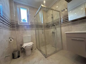 Casa, varias habitaciones, patio | Baño