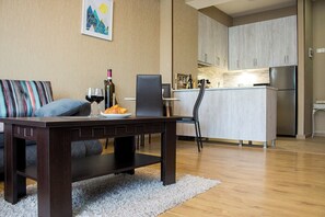 Un appartement moderne comprenant un coin repas, une cuisine et un espace de vie.