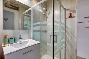 Dusche, Haartrockner, Handtücher