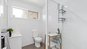 Shower - Beachfront Apartment @ Apollo (Apollo Bay)