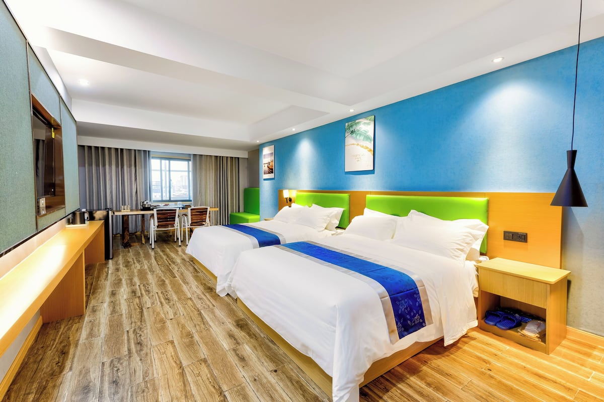 Een hotelkamer met een groot bed, een bureau en een stoel.
