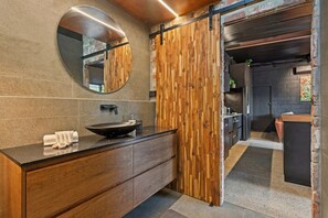 Shower, hair dryer, towels - The Midnight Hideaway (North Beach)