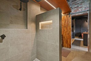 Shower, hair dryer, towels - The Midnight Hideaway (North Beach)