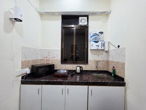Refrigerador, parrilla de estufa y tetera eléctrica
