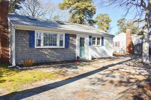 Exterior - Charming, pristine 2-bedroom beach cottage in Dennis Port! (Dennisport)