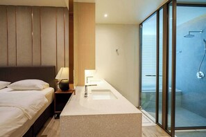 Suite - Luxury 2BR Sea View Apartment with Private Lift and Free Parking (Pattaya)