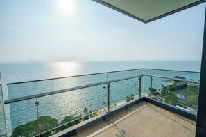 Property grounds - Luxury 2BR Sea View Apartment with Private Lift and Free Parking (Muang Pattaya)