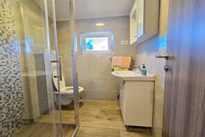 Shower, hair dryer, towels - Studio Apartment Nia (Zaton)