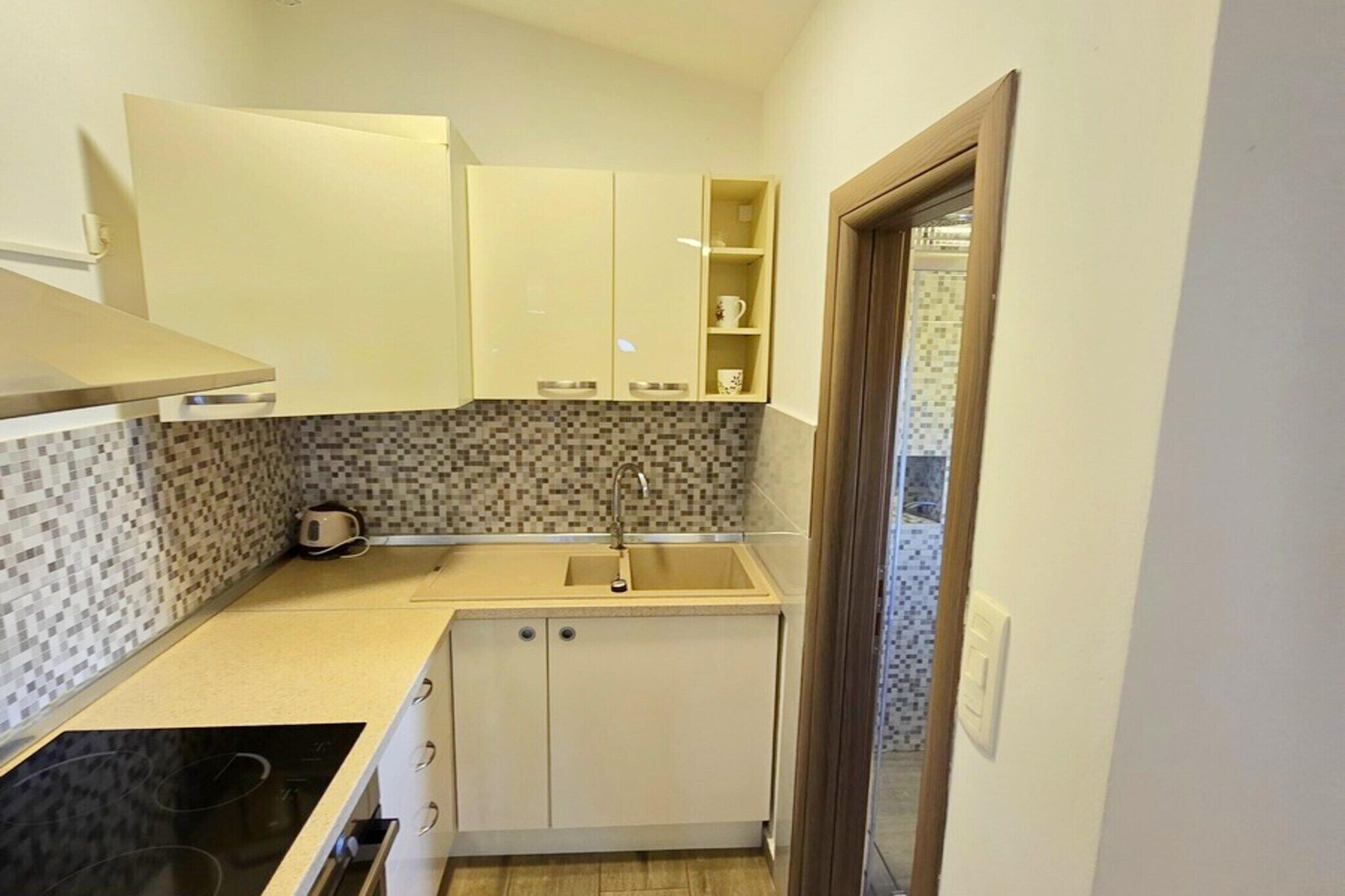 Fridge, oven, stovetop, cookware/dishes/utensils