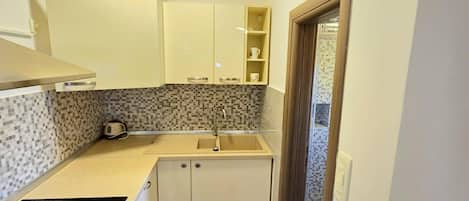 Fridge, oven, stovetop, cookware/dishes/utensils