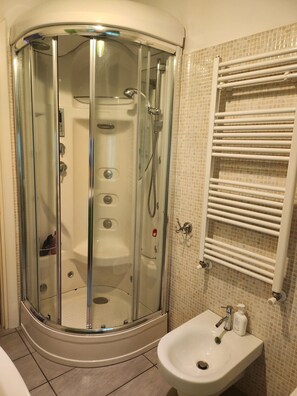 Douche, baignoire à remous, séchoir à cheveux, bidet