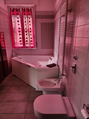 Een douche, een bubbelbad, een haardroger, een bidet