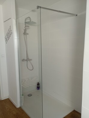Hair dryer, towels, soap, toilet paper - Lovely apartment in a stud farm at the foot of the Perseigne forest (Villeneuve-en-Perseigne)