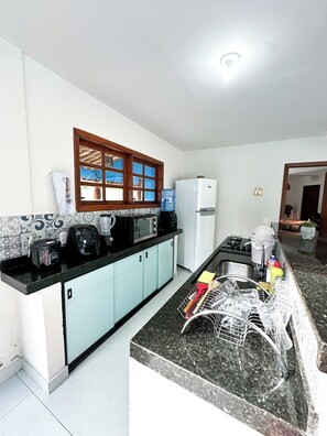 Private kitchen - Arraial d'Ajuda House with private pool near the center (Arraial d'Ajuda)
