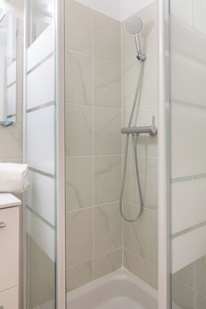 Shower, hair dryer, towels, soap - Suite Élégance at Montparnasse (Paris)